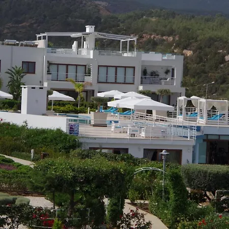 Apartment Stunning Two Bedroom Penthouse With Breath Taking Sea View *