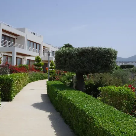Stunning Two Bedroom Penthouse With Breath Taking Sea View *
